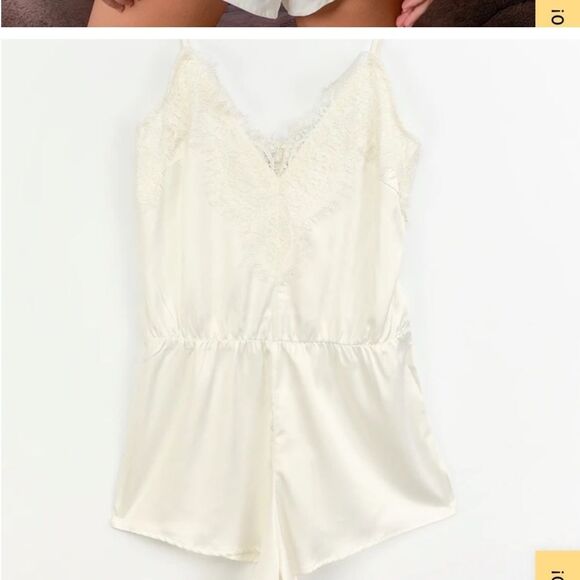 Lulus Be My Love White Satin Lace Romper‎ size L Nwt - Picture 4 of 9